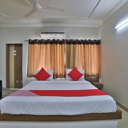 Oyo 41929 Hotel Loyal Residency Джамнагар Екстер'єр фото