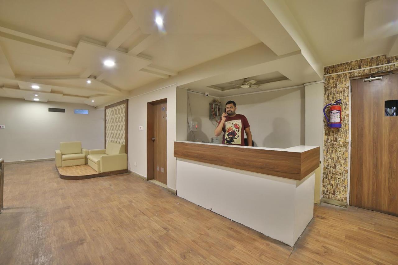 Oyo 41929 Hotel Loyal Residency Джамнагар Екстер'єр фото